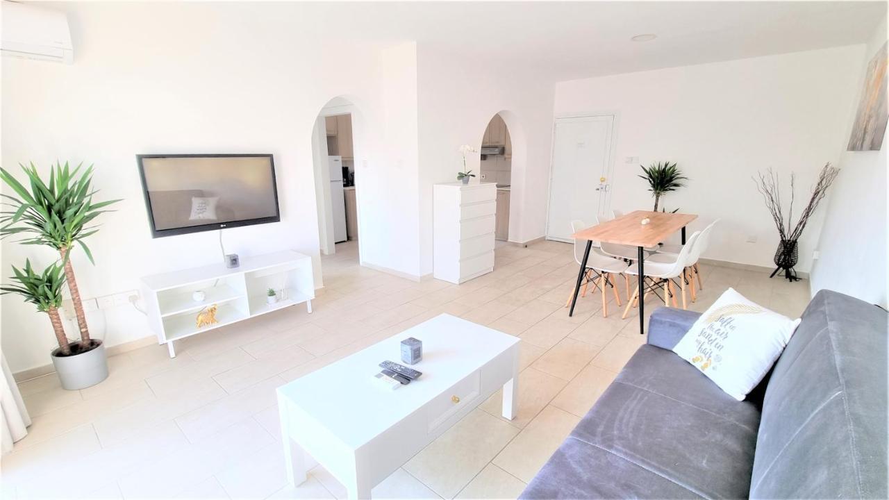Spacious Lightflooded 2Br Apt / Near Center & Harbour Larnaca Eksteriør billede