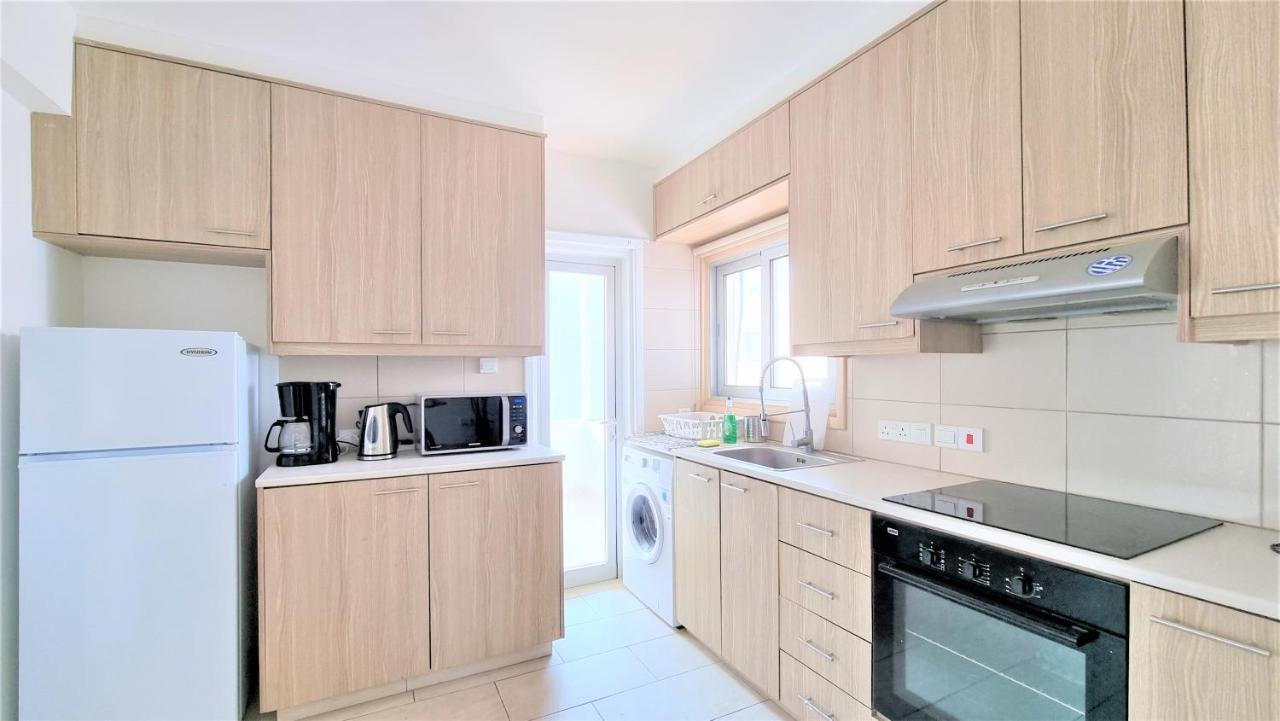 Spacious Lightflooded 2Br Apt / Near Center & Harbour Larnaca Eksteriør billede