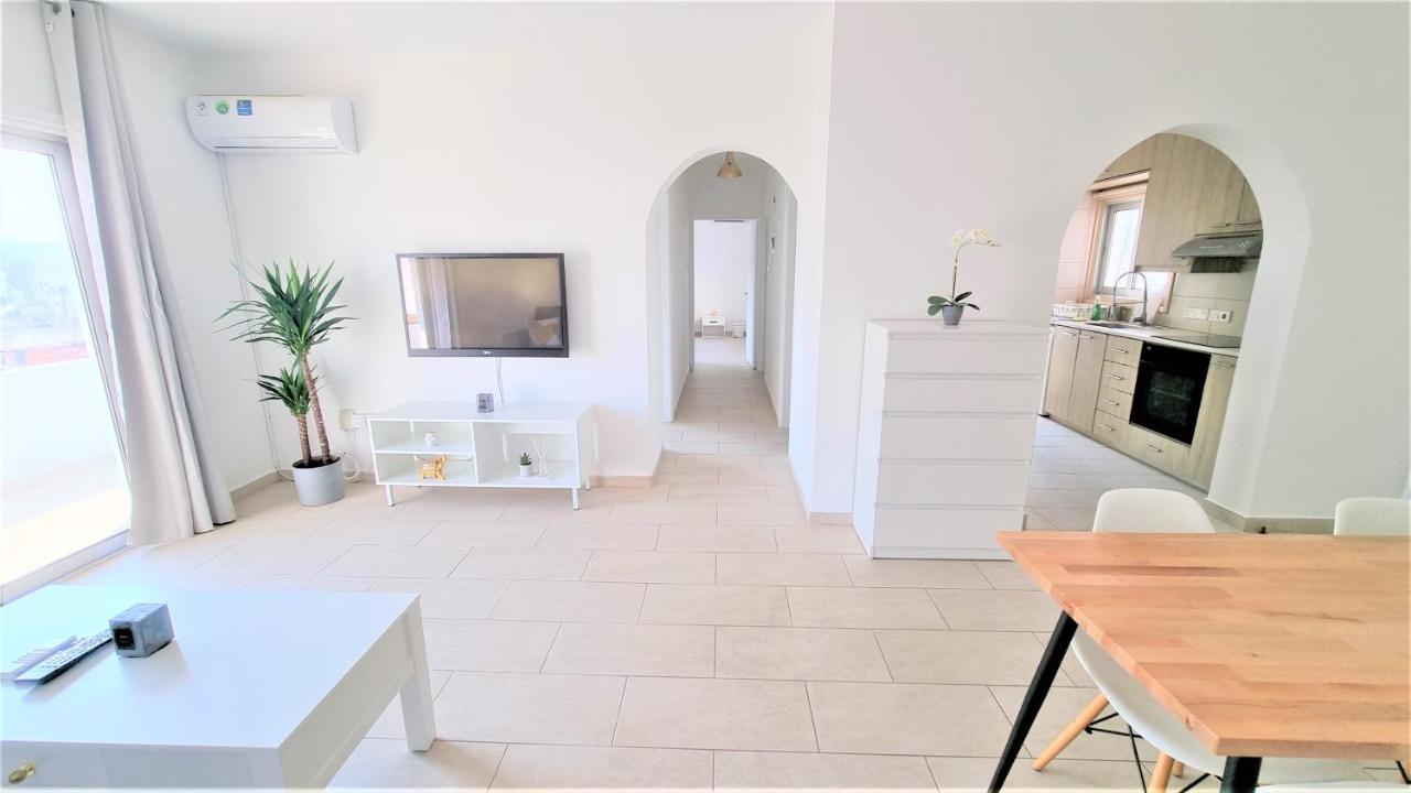 Spacious Lightflooded 2Br Apt / Near Center & Harbour Larnaca Eksteriør billede
